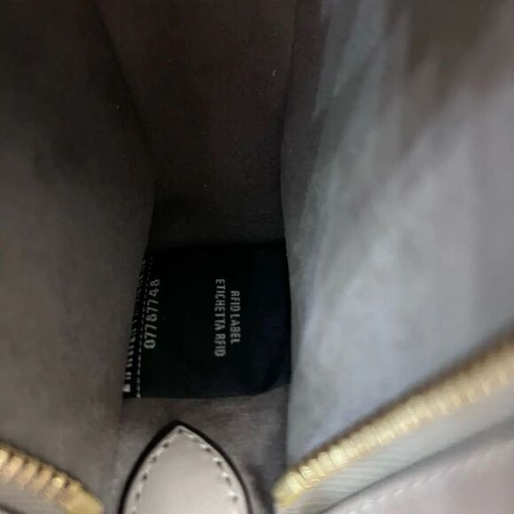 Fendi Women Pre-Loved Bag Very Good Condition - Picture 8 of 9